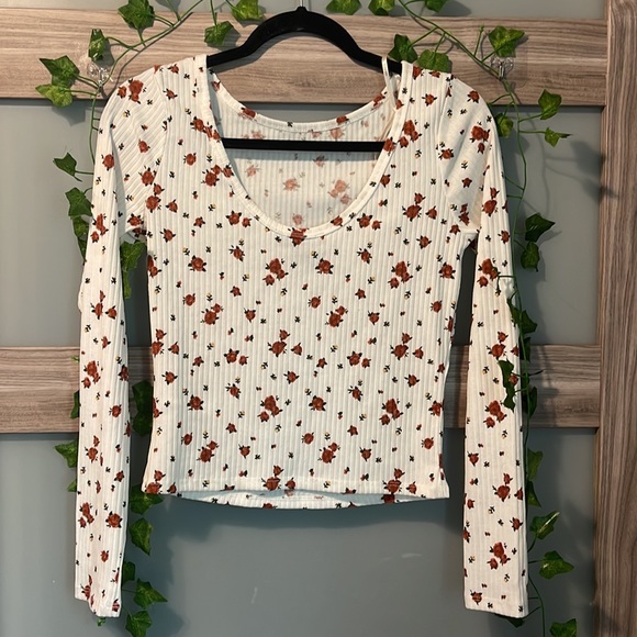 Floral Brand New Long Sleeve Top - Fair/Soft Core - Great condition! - Picture 2 of 3